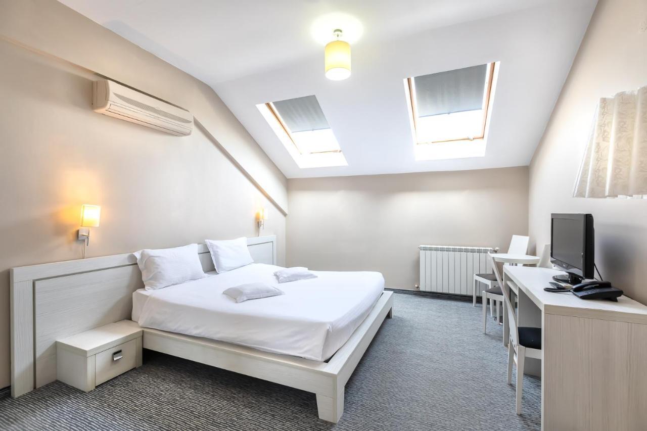 Alex&George Boutique Hotel Клуж-Напока Экстерьер фото