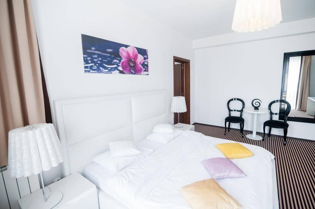 Alex&George Boutique Hotel Клуж-Напока Экстерьер фото
