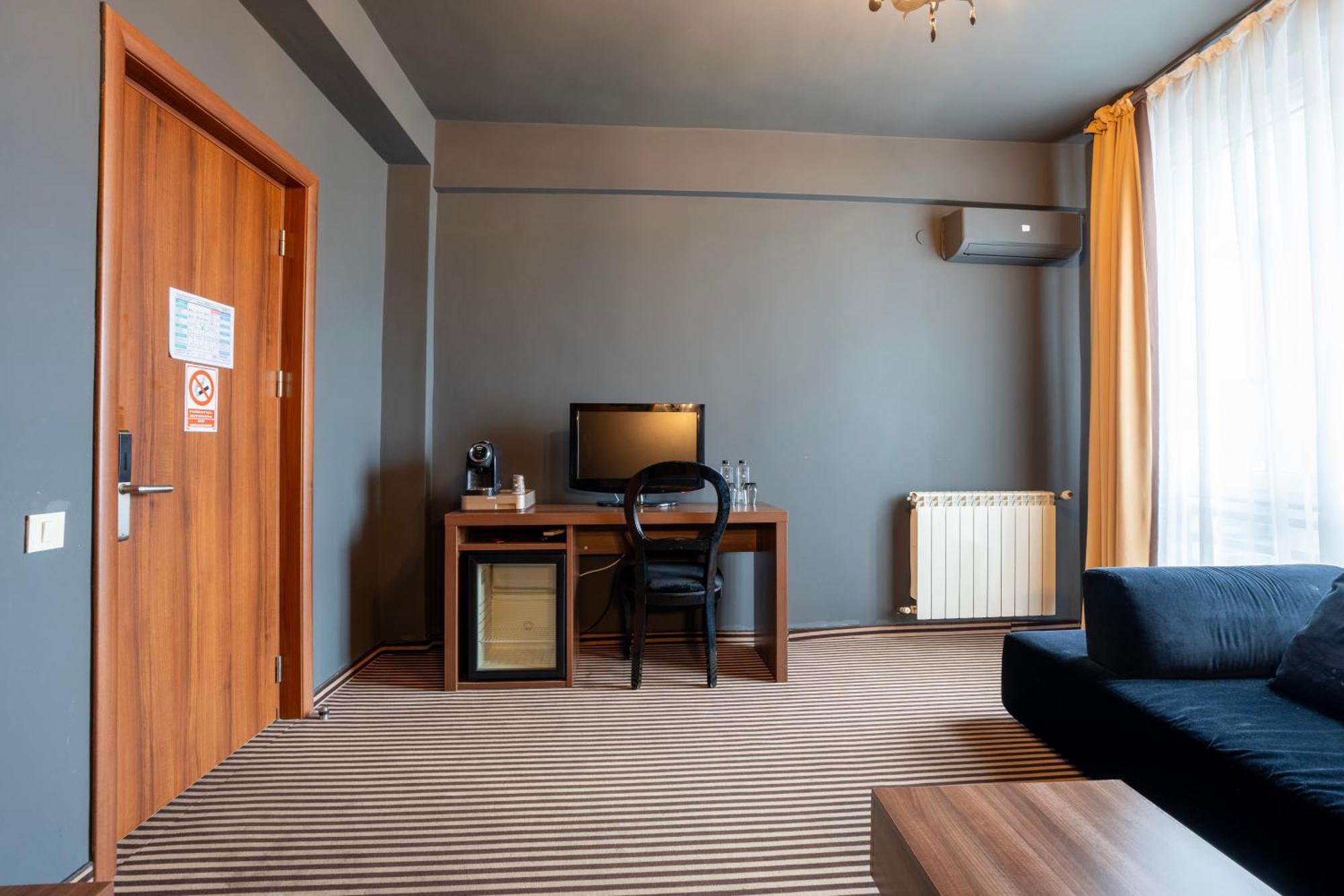 Alex&George Boutique Hotel Клуж-Напока Экстерьер фото