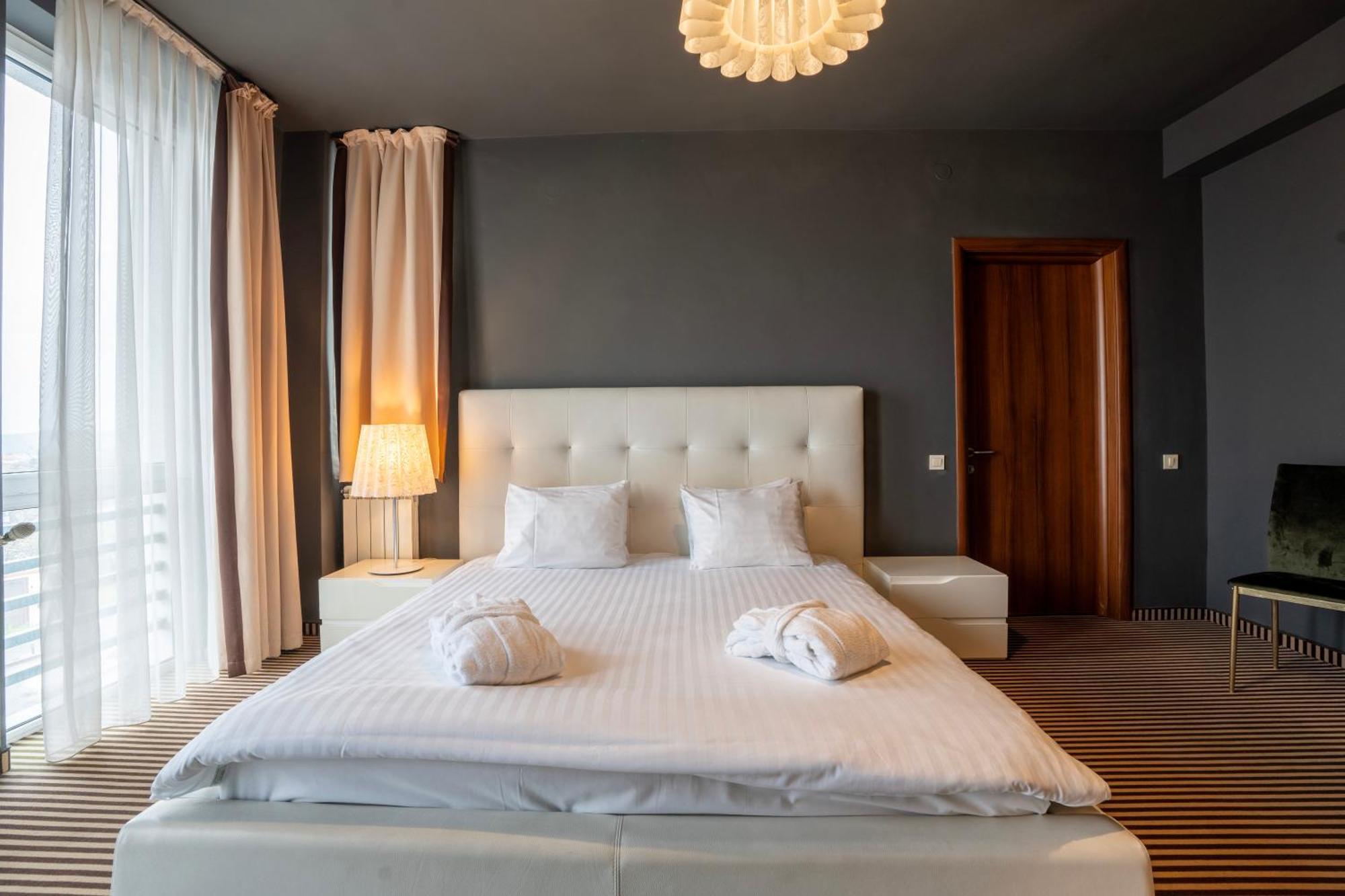 Alex&George Boutique Hotel Клуж-Напока Экстерьер фото